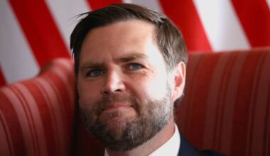 JD Vance 'refused service' at pub owned by Meghan Markle pal - Celebrity News - Entertainment