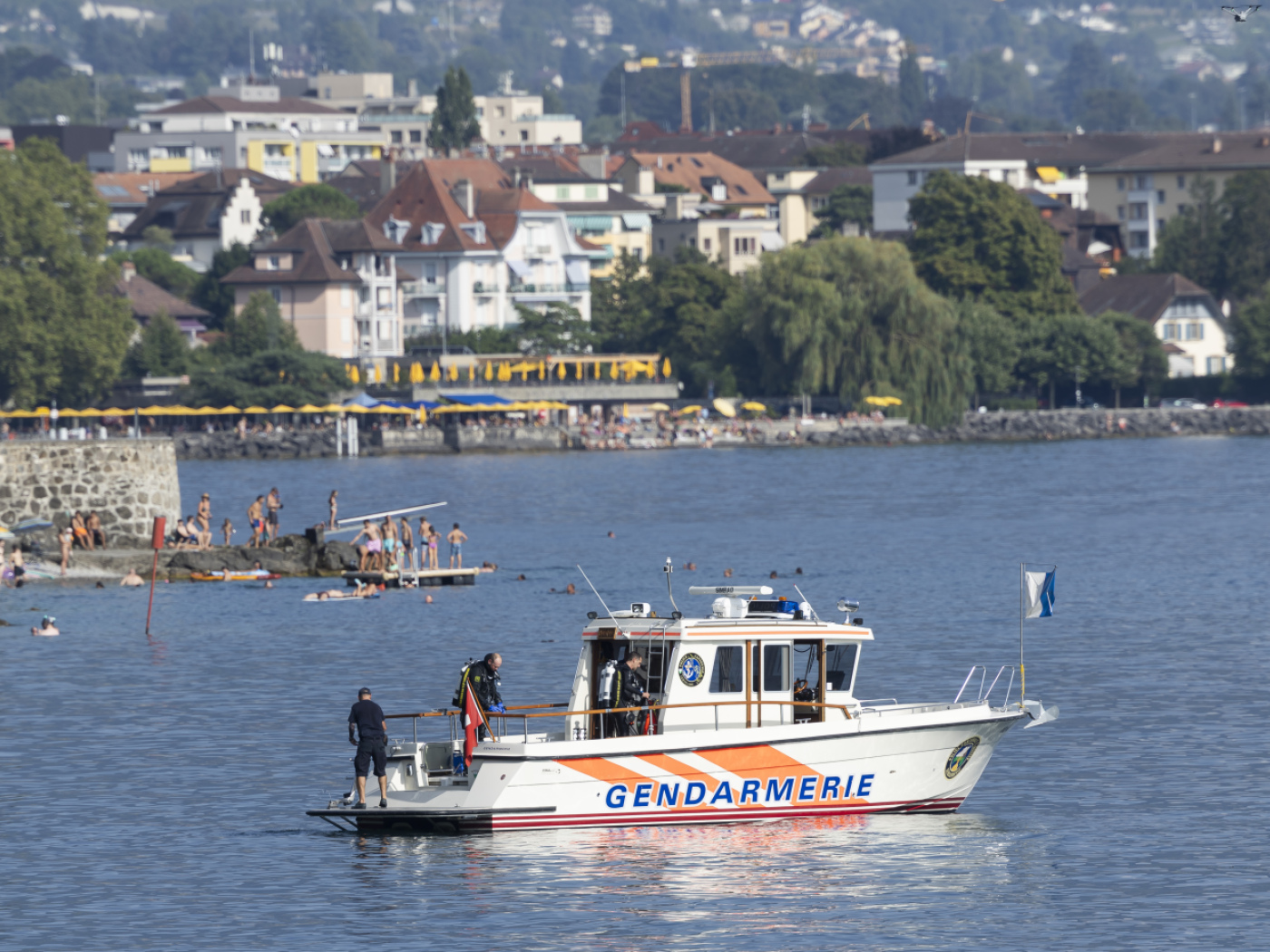 Small two-seater crashes into Lake Geneva: no injuries