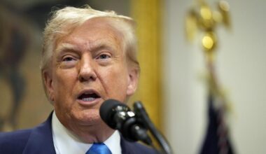 Trump signs executive order pushing tariffs on Canada to 35 per cent