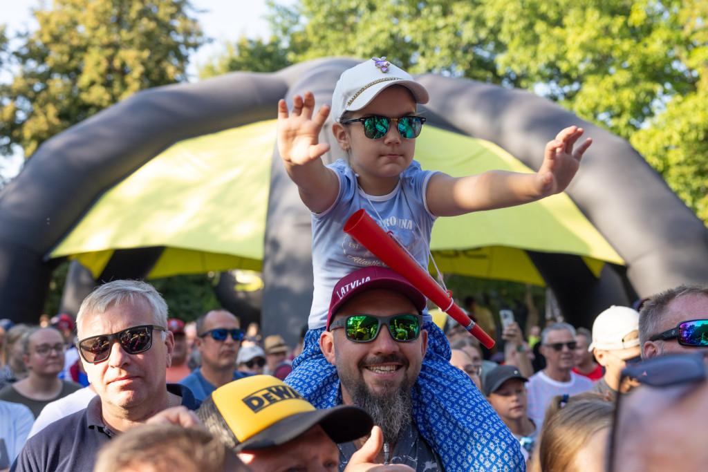 Crowds enjoy the Riga fanzone. PHOTO: Marcin Karczewski