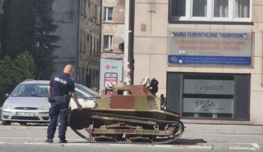 Tankietka na chodniku