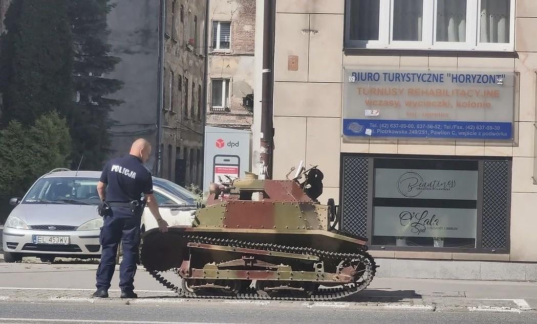 Tankietka na chodniku