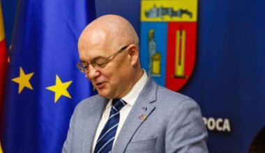 Lui Emil Boc nu îi pasă de austeritatea cerută de Guven și adoptă sporuri pentru „statul pe scaun”, obezitate și lucrul cu oameni nervoși la Primăria Cluj-Napoca
