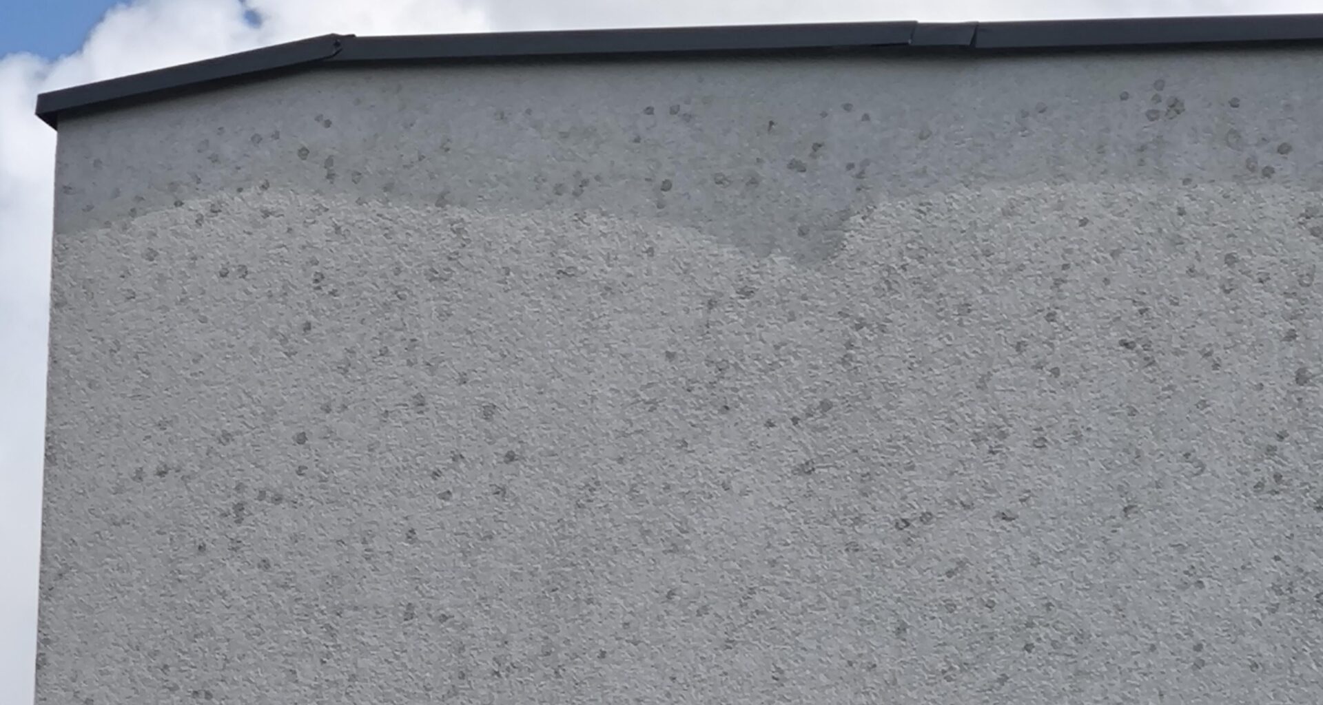 Baltos dėmės ant fasado, kas tai gali būti?