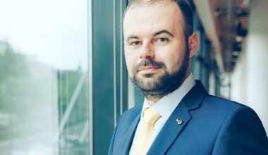 Cum se uită pieţele financiare la România înainte să îi acorde votul de...