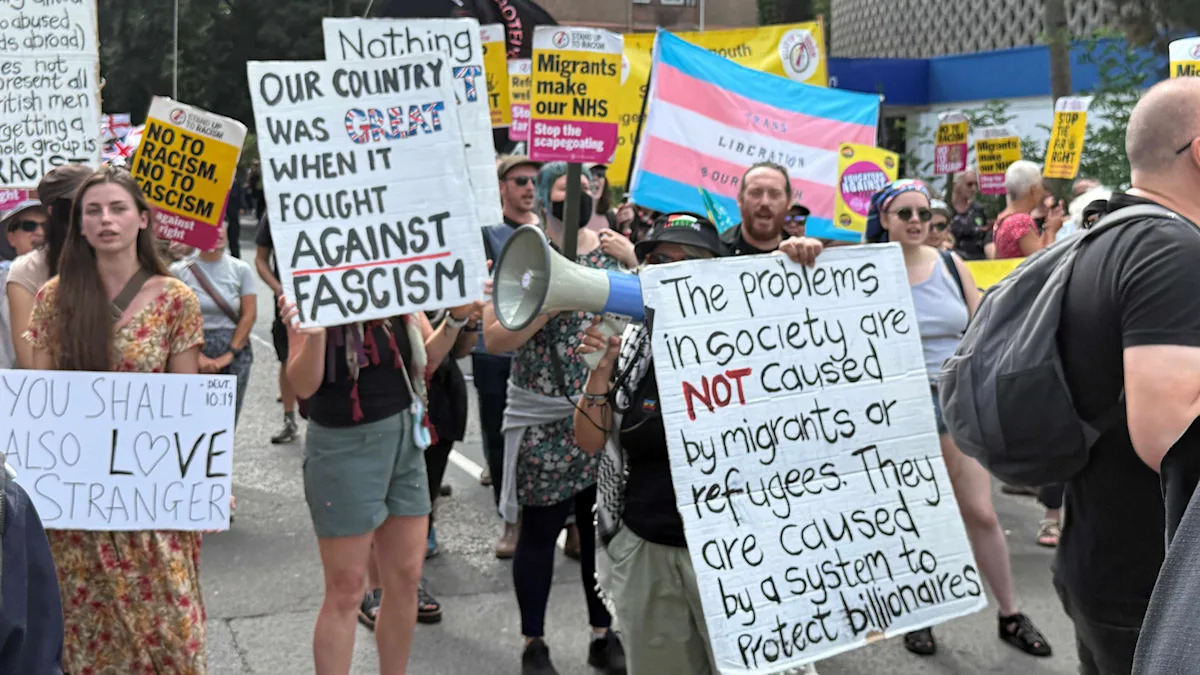 Hundreds gather for rival immigration protests
