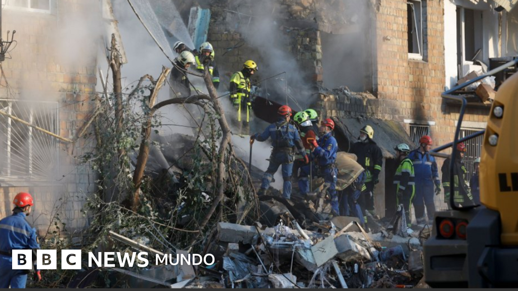 Ataques masivos de Rusia con misiles y drones contra la capital de Ucrania causan al menos 21 muertos y dañan la sede de la Unión Europea
