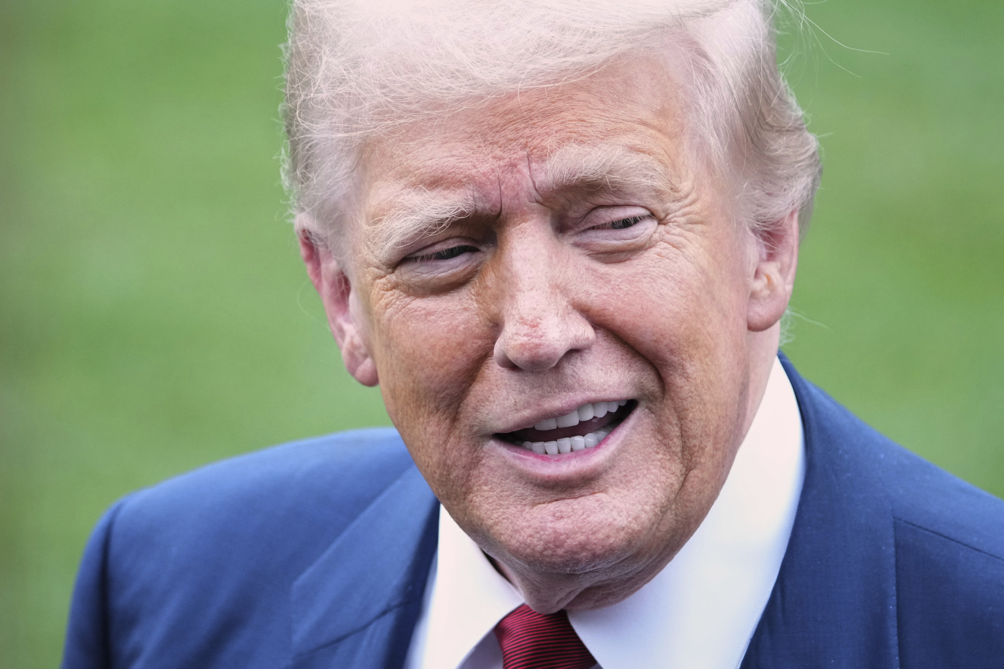 Donald Trump s’adresse aux journalistes sur la pelouse sud de la Maison-Blanche avant de monter à bord de Marine One. Donald Trump s’adresse aux journalistes sur la pelouse sud de la Maison-Blanche avant de monter à bord de Marine One.