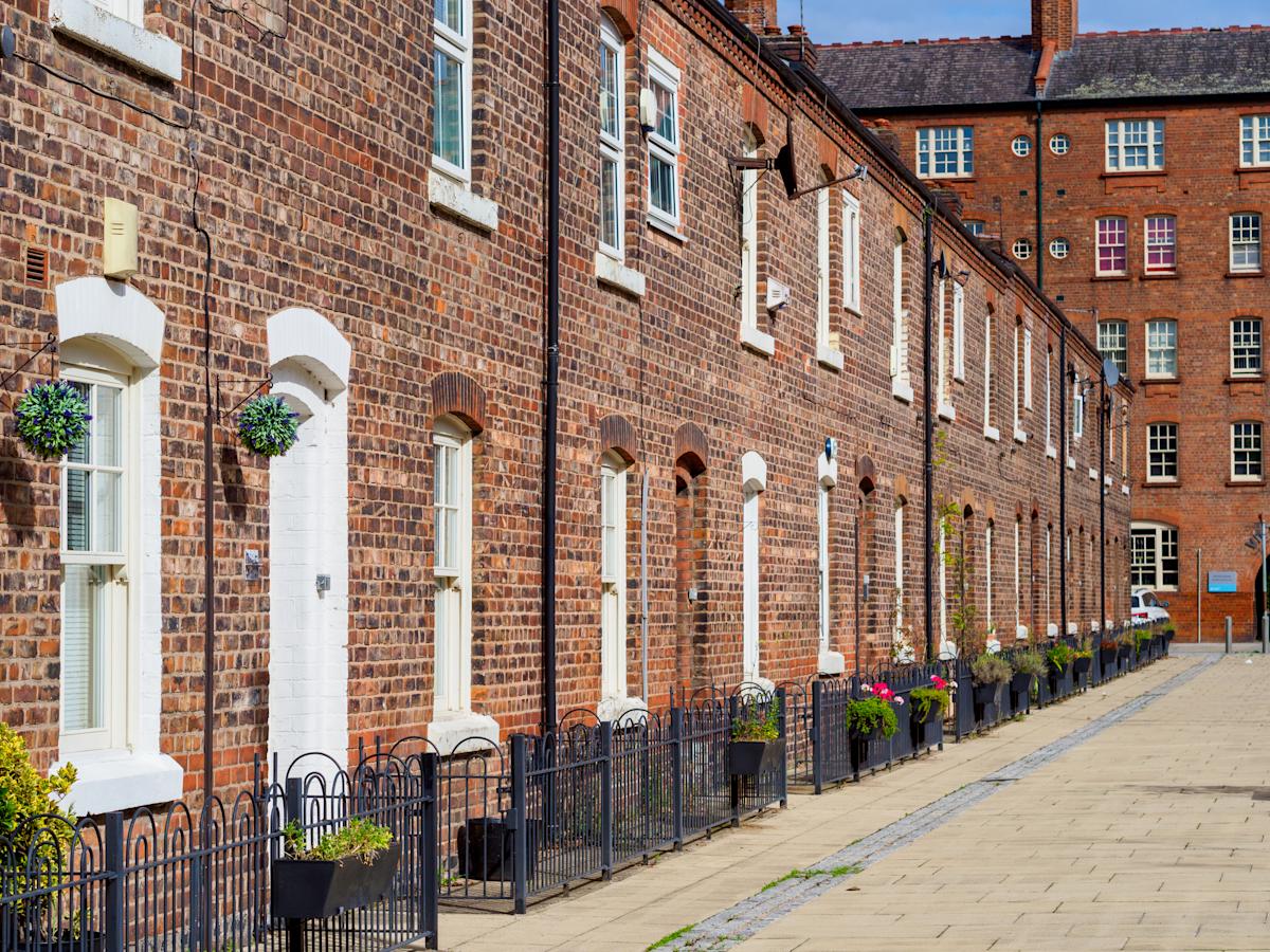 UK house sellers cut asking price by average £10,000