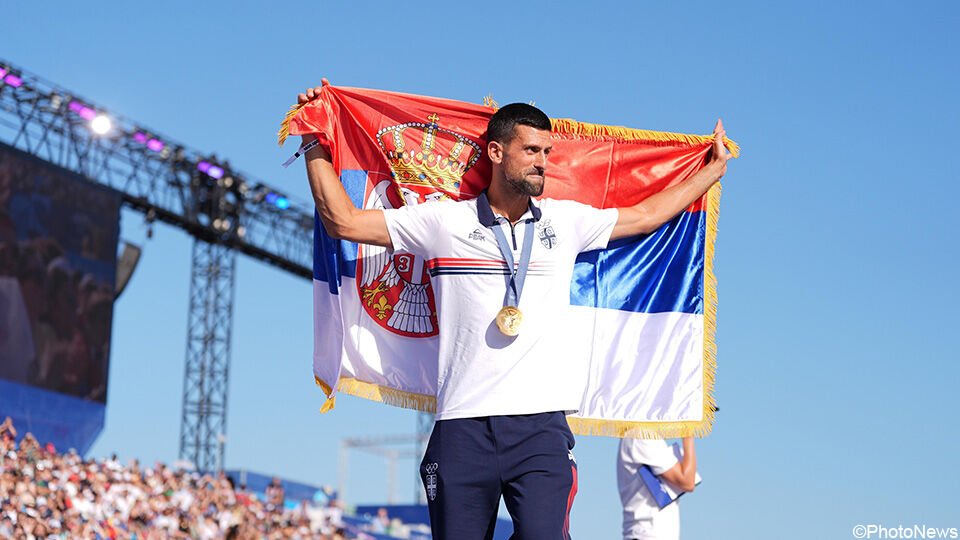Novak Djokovic houdt de Servische vlag vast