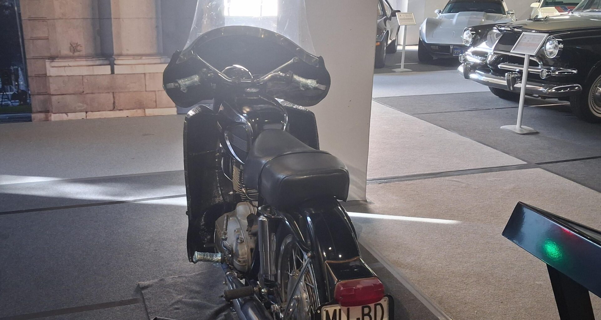 La moto que utilizaron los escoltas de Francisco Franco.creo que la marca es BMW R71