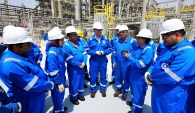 Badawi Reviews Progress of Suez Oil Refineries