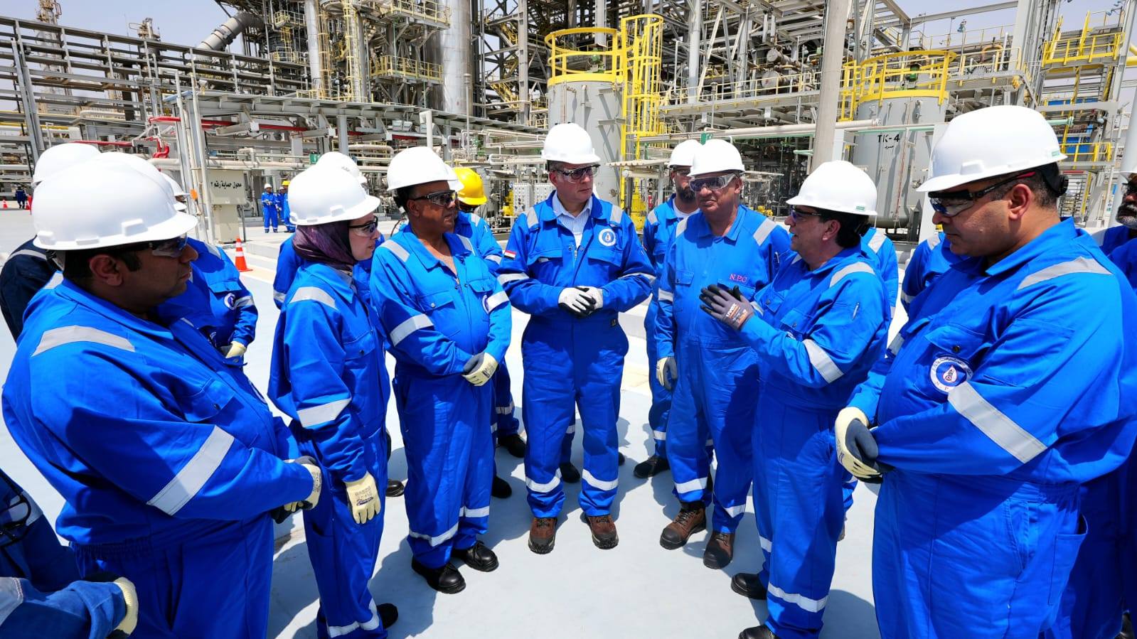 Badawi Reviews Progress of Suez Oil Refineries