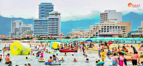 North Korea’s Rodong Sinmun reported on Aug. 3 that “people’s laughter resounded in every cultural recreation site″ at the Wonsan-Kalma coastal tourist area. [NEWS1]