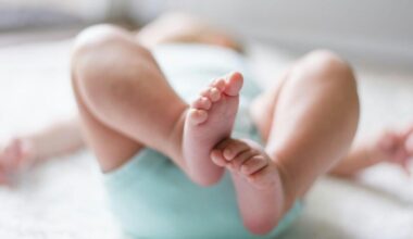Doppio cognome, dal 2022 i numeri in crescita: a Milano il 18,6% delle bambine e dei bambini nati nel 2024 ha il doppio cognome e il 13,6% ha solo quello della madri