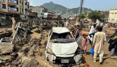 Iran offers rescue aid as Pakistan floods kill over 320