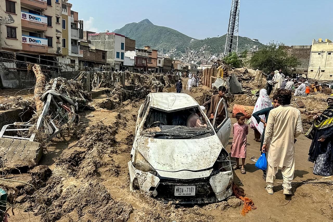 Iran offers rescue aid as Pakistan floods kill over 320