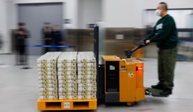 Emerging FX Edges Lower as Traders Look Ahead to Fed Symposium