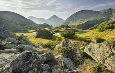 Weiter Blick auf den naturbelassenen Sölktäler Naturpark in der Steiermark.
