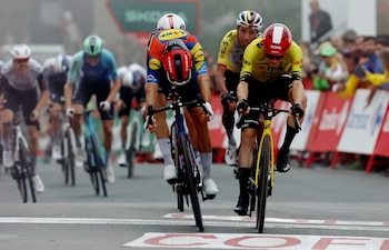 Mientras parte el Decathlon AG2R,