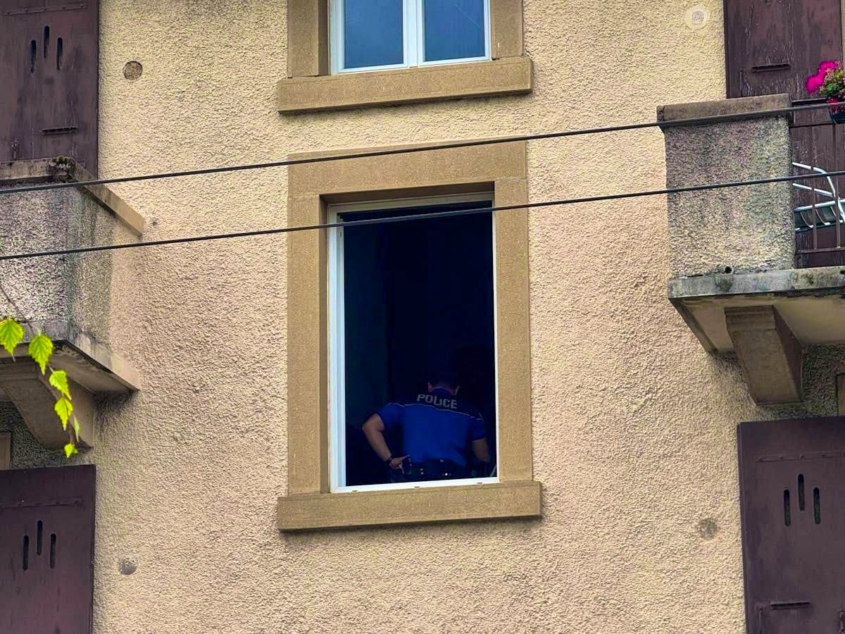 Le récent drame de Corcelles (NE), où un homme a tué sa compagne et ses deux enfants, est le dernier féminicide en date en Suisse.