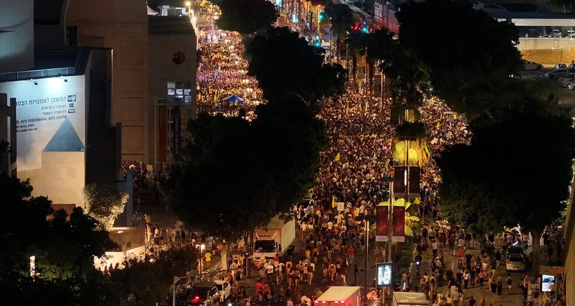 Et dronebilde viser de enorme folkemengdene som demonstrerer mot krigen i Gaza i Tel Aviv søndag.