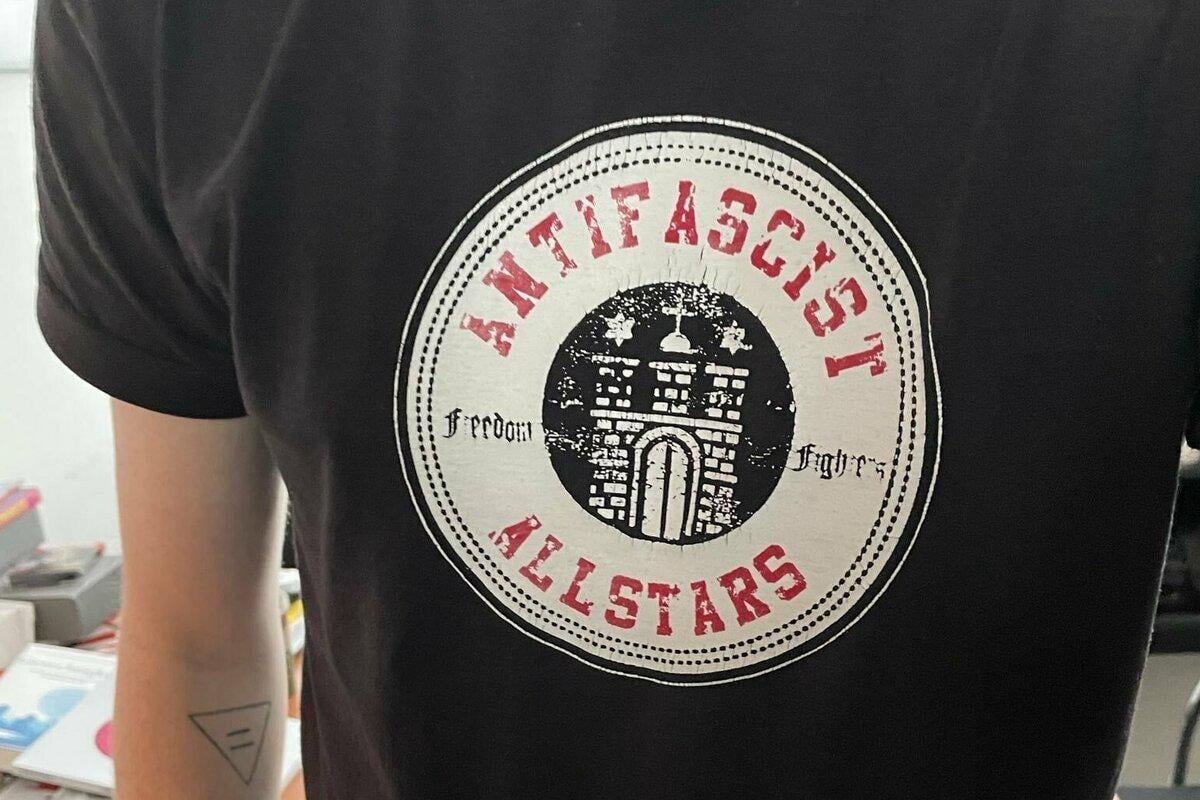 Antifa-Shirt im Bundestag unerwünscht | Ein Mitarbeiter des SPD-Abgeordneten Droßmann wird wegen eines Antifa-Shirts der Zugang zum Bundestag vorübergehend verwehrt. Droßmann ist empört.
