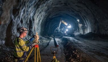 Skanska's survey engineers use the unique, smart AP20 AutoPole to boost on-site productivity. (Credit: Hexagon)
