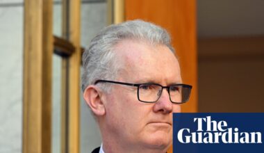 Australia signs $400m deal to deport foreign-born former detainees to Nauru | Australian politics