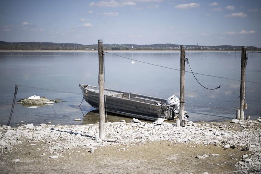 Ein Boot liegt im seichten Wasser am Untersee, aufgenommen am Mittwoch 9. April 2025 im thurgauischen Ermatingen. Wegen zu wenig Regen und Schmelzwasser ist der Wasserstand am Bodensee sehr niedrig. ( ...