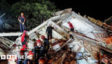 Turkey earthquake flattens buildings in Balikesir province