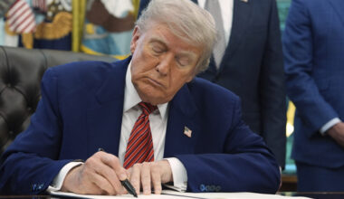 U.S. President Donald Trump signs an executive order regarding nuclear energy in the Oval Office of the White House on May 23 in Washington. [AP/YONHAP]