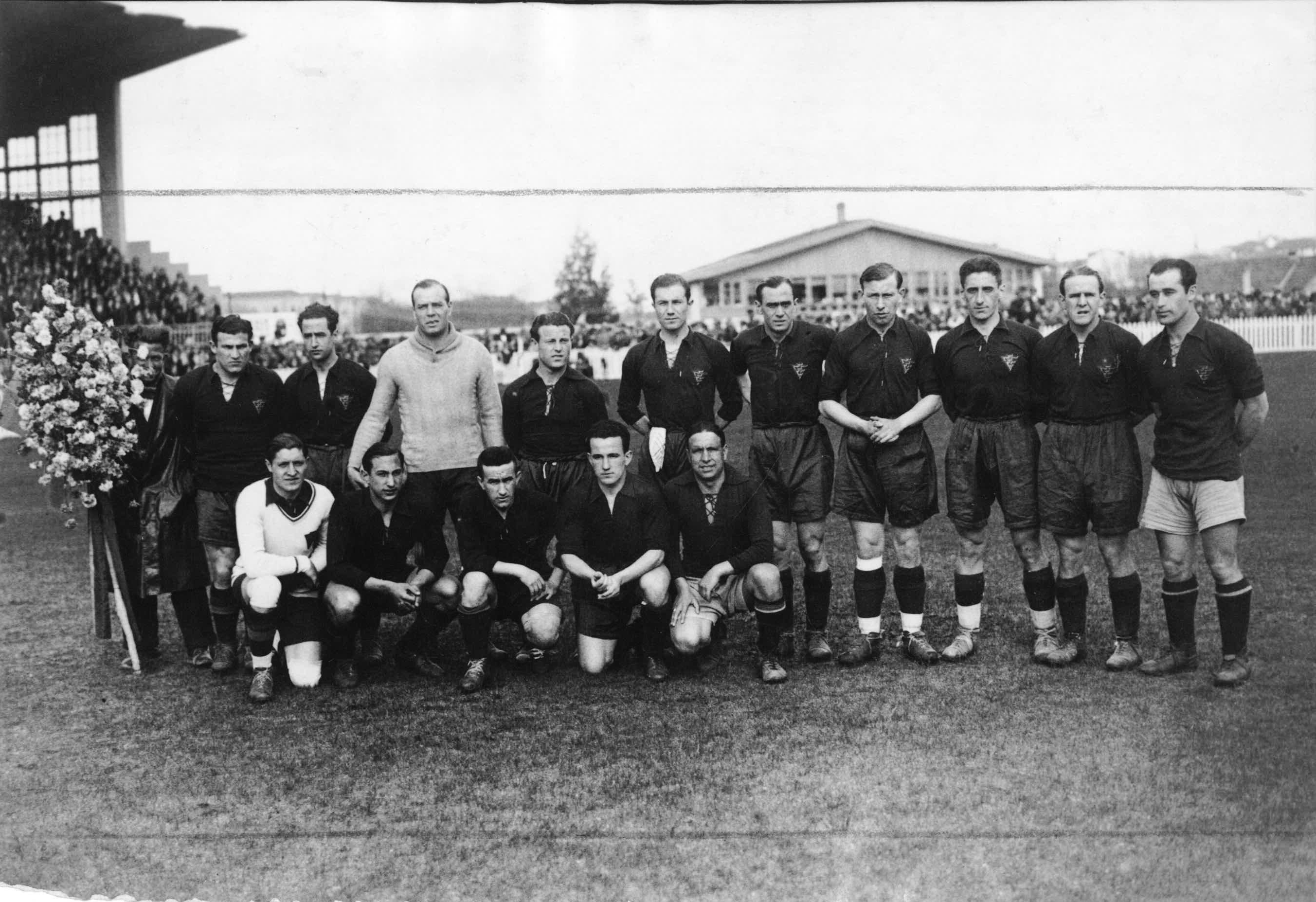 El equipo del España el día del debut de Lángara, cuando era jugador del Oviedo en Segunda.