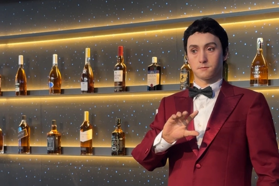 Robot-themed restaurant integrates dining with technology