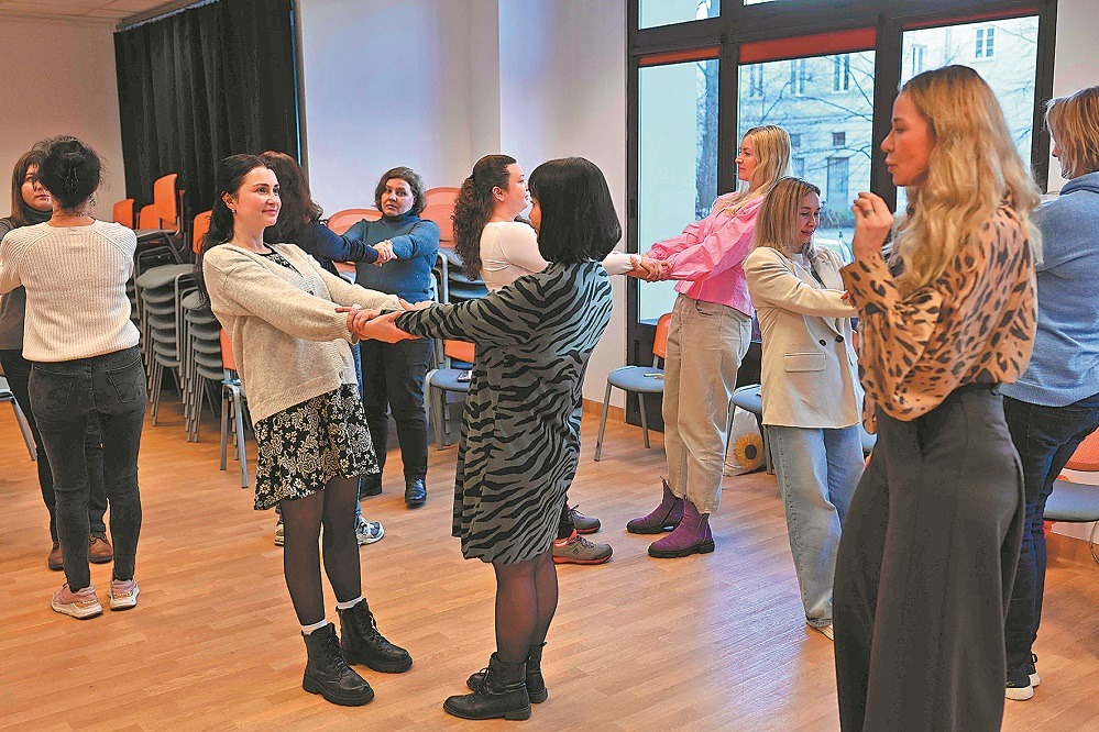 Polish president seeks stricter Ukraine refugee benefit laws - World