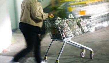 Jó hír a nyugdíjasoknak: meghosszabbították az árcsökkentést a boltokban, pontosan eddig
