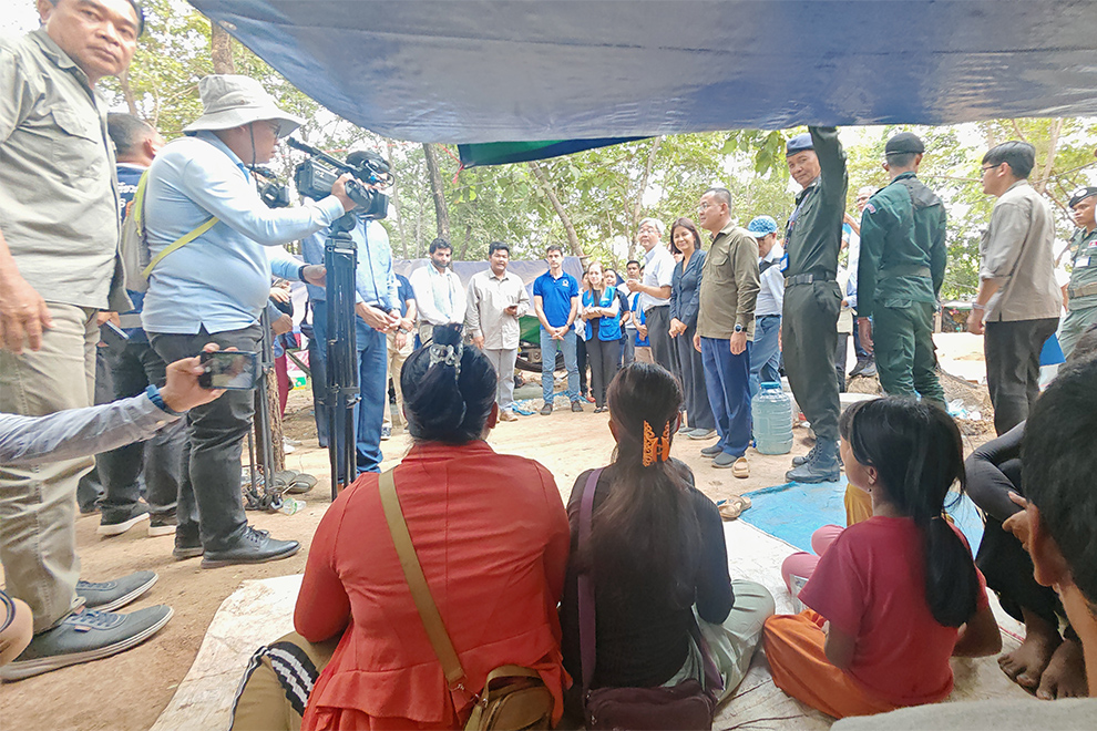 International delegation, UN, visit refugee camps as displaced Cambodians call for ceasefire support