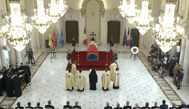 A început slujba la catafalcul lui Ion Iliescu. Nicușor Dan lipsește de la ceremonie