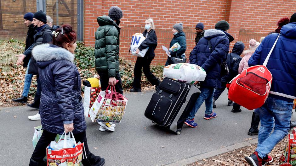 Ukrainian refugee aid across Europe compared – DW – 08/05/2025