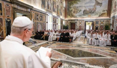 Pope Leo to altar servers: Jesus’ Sacrifice on the Cross is the “Most marvelous reality of our Catholic Faith”