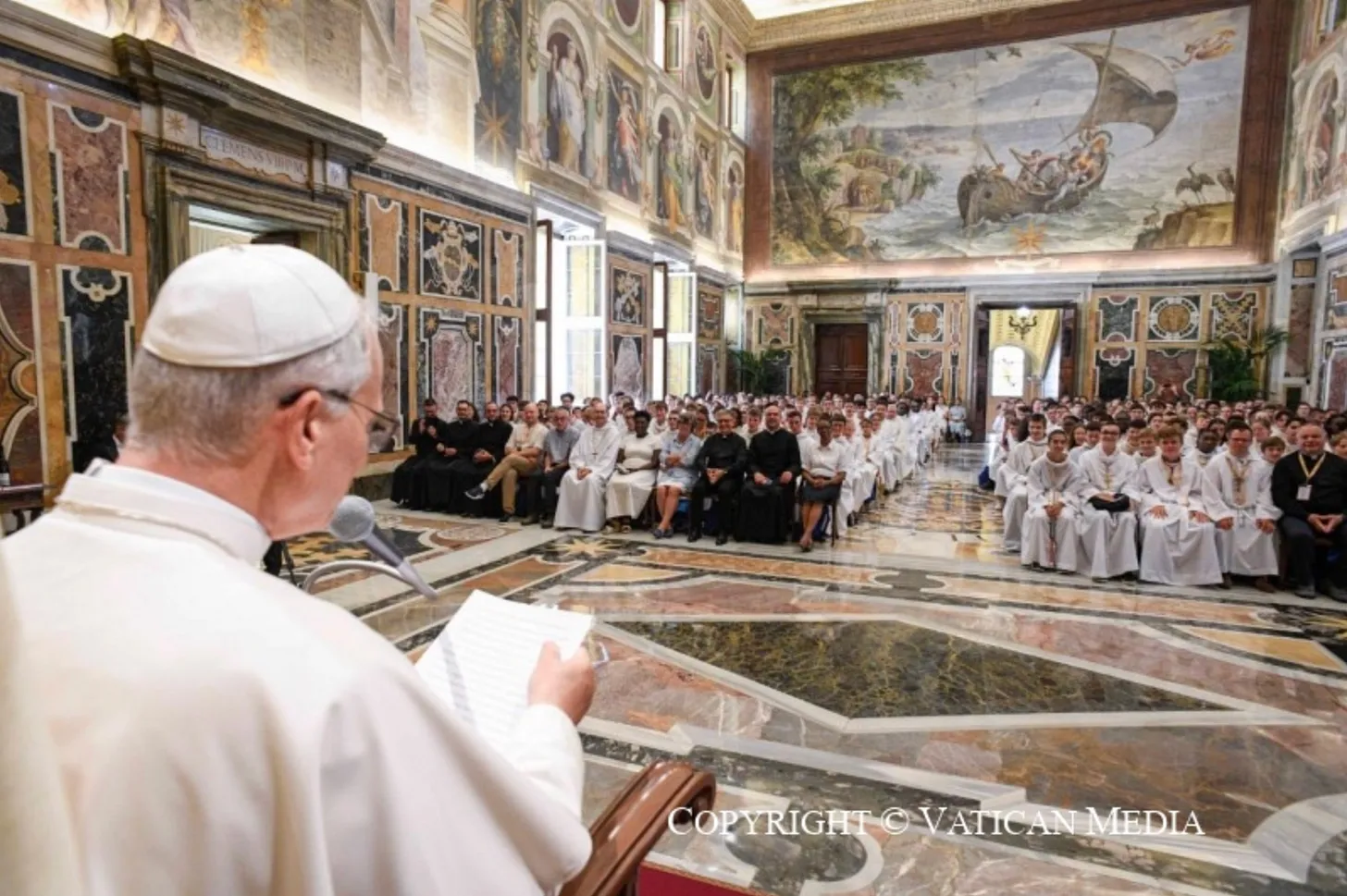 Pope Leo to altar servers: Jesus’ Sacrifice on the Cross is the “Most marvelous reality of our Catholic Faith”