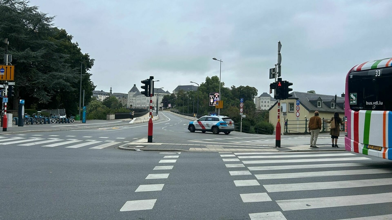 RTL Today - Multiple police cars involved: Police chase through Luxembourg City ends in crash