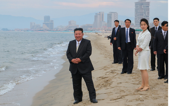 North Korean leader Kim Jong-un and his daughter, Ju-ae, visit the Wonsan-Kalma coastal tourist area for its opening ceremony on June 24, as reported by the Rodong Sinmun on June 26. [NEWS1] 
