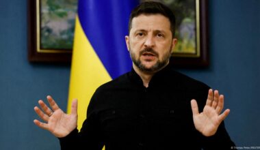 Zelenskyy vows to cede no land to Russia – DW – 08/09/2025