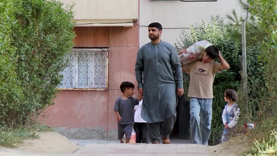 Over a million Afghans forced back from Iran to Taliban rule – DW – 08/02/2025