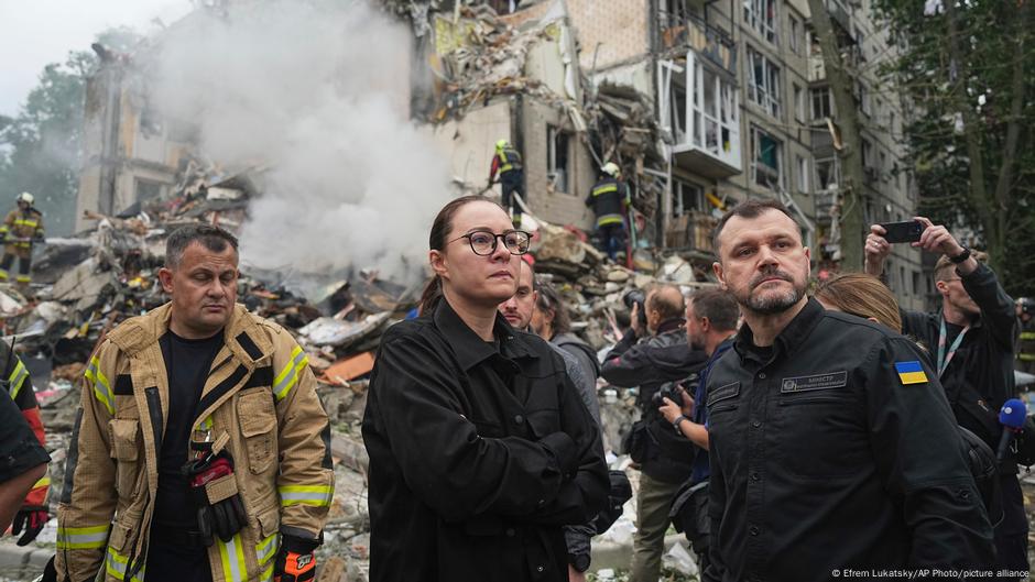 Kyiv death toll rises, Russia ignores Trump warning – DW – 08/01/2025