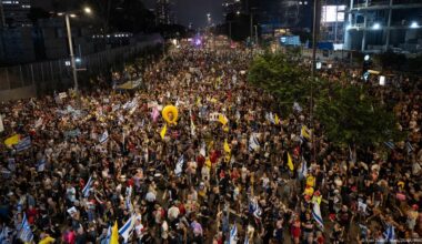 Thousands of Israelis protest plans for Gaza City occupation – DW – 08/10/2025