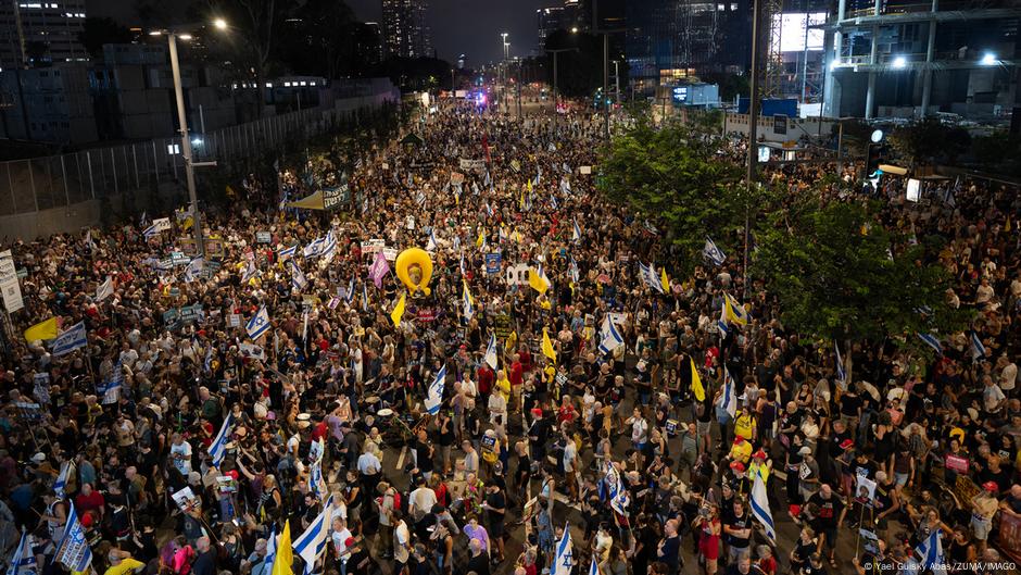 Thousands of Israelis protest plans for Gaza City occupation – DW – 08/10/2025