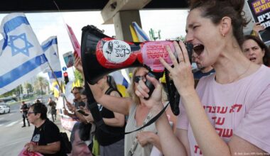 Protesters in Israel demand hostage release, end to Gaza war – DW – 08/26/2025