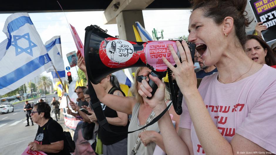 Protesters in Israel demand hostage release, end to Gaza war – DW – 08/26/2025